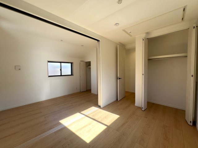 見た目がKAWAIIだけじゃない！あざとい系な新築戸建【泉区岡津町】の洋室|広々とした洋室です