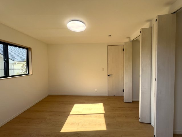 見た目がKAWAIIだけじゃない！あざとい系な新築戸建【泉区岡津町】の洋室|使い勝手のいい洋室です