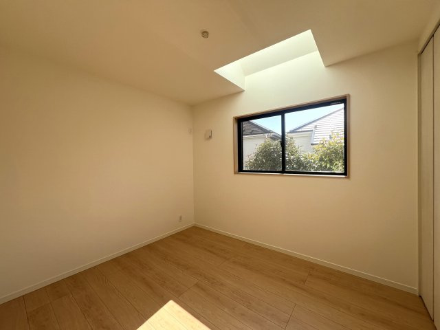 見た目がKAWAIIだけじゃない！あざとい系な新築戸建【泉区岡津町】の洋室|きれいな洋室です