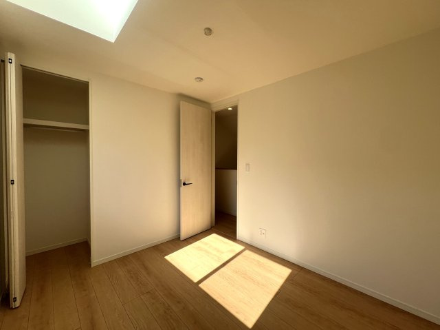 見た目がKAWAIIだけじゃない！あざとい系な新築戸建【泉区岡津町】の洋室|使い勝手のいい洋室です