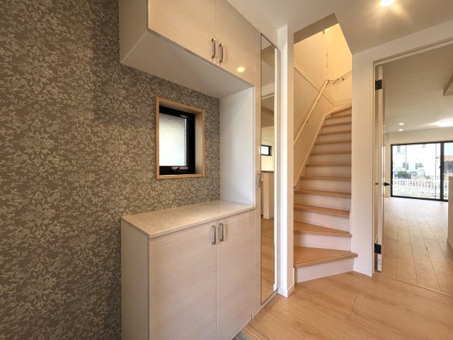 見た目がKAWAIIだけじゃない！あざとい系な新築戸建【泉区岡津町】の玄関|落ち着いた玄関です