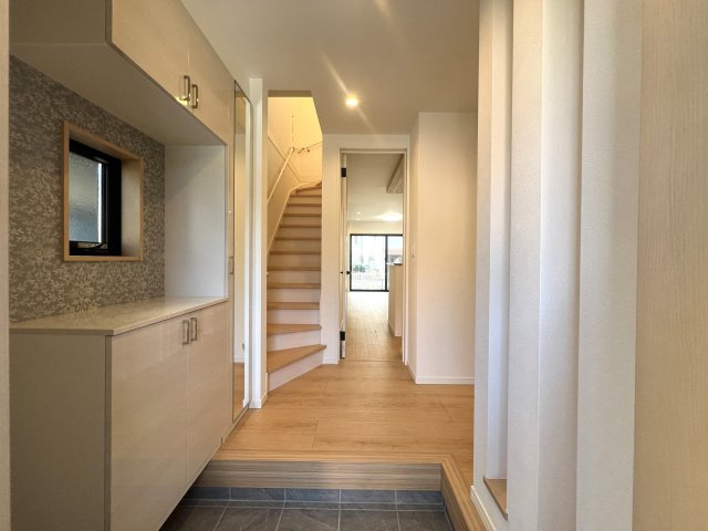 見た目がKAWAIIだけじゃない！あざとい系な新築戸建【泉区岡津町】の玄関|落ち着いた玄関です