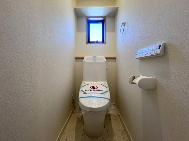 見た目がKAWAIIだけじゃない！あざとい系な新築戸建【泉区岡津町】のトイレ|落ち着いたトイレです