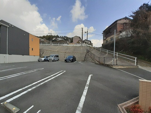 アベニール３番館の駐車場