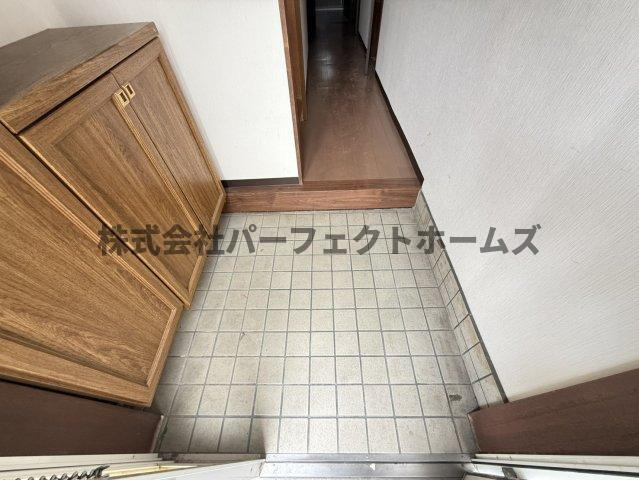 西牧野戸建　賃貸の玄関|明るい玄関です