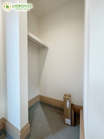 野田市桜台59番　新築戸建　A号棟の玄関|シューズインクローゼットは、靴以外にもゴルフバックやベビーカーを置くことができ、
散らかりがちな玄関もスッキリします。					
