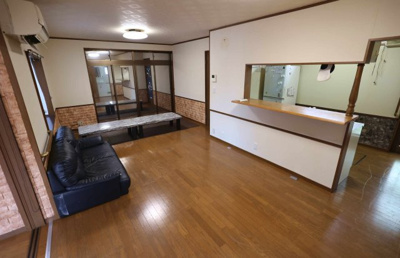 【居間・リビング】 | 毛呂山町西戸 中古住宅 | １階LDK１８帖