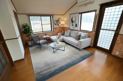 【洋室】 | 毛呂山町西戸 中古住宅 | １階洋室9.5帖(AI加工にて家具配置)