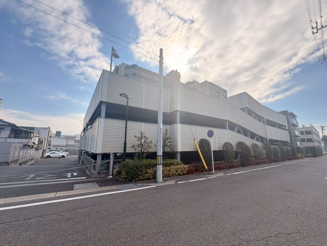グランディーテ山之手の駐車場