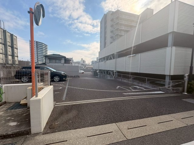 グランディーテ山之手の駐車場