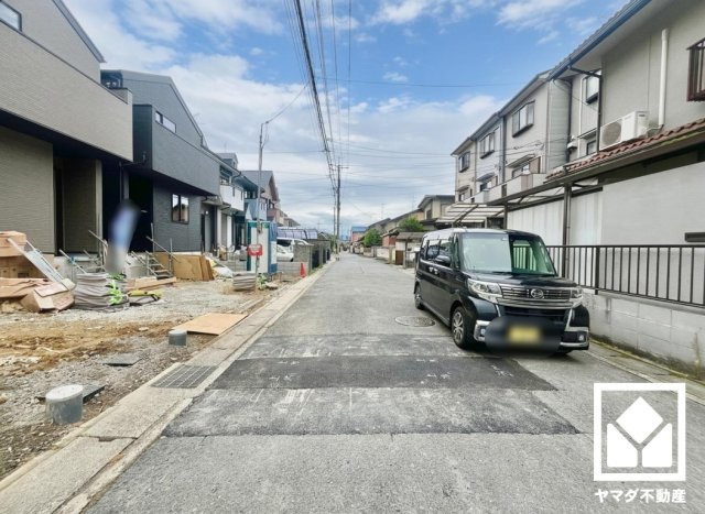伏見区久我森の宮町　25-1期　1号棟　の前面道路含む現地写真