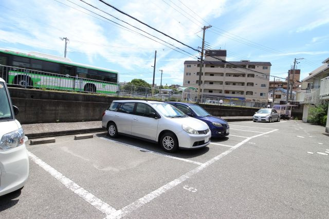 ルシエール多聞の駐車場