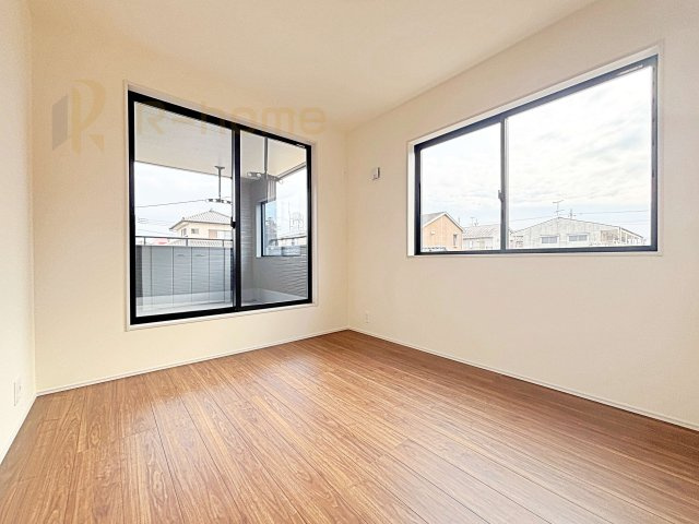 水戸市元吉田町10期　新築戸建て　2号棟の洋室|2面窓の風通しの良い洋室です♪差し込む暖かな陽当たりで、室内がくつろげる空間に早変わりです♪