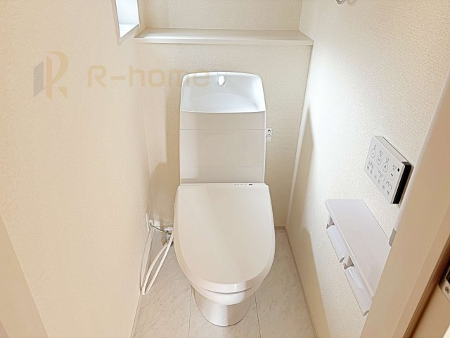 水戸市元吉田町10期　新築戸建て　2号棟のトイレ|温水洗浄便座付きのトイレ。
トイレが２ヵ所設置で朝の忙しい時間でも安心です。