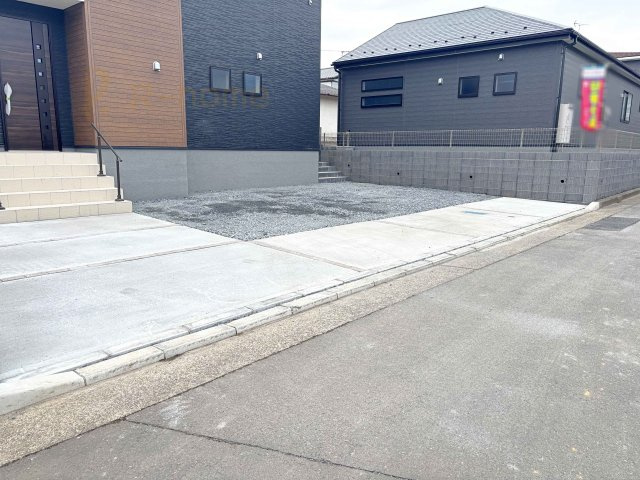 水戸市元吉田町10期　新築戸建て　2号棟の駐車場|カースペースは3台完備。ゲスト用のスペースも確保できますね♪