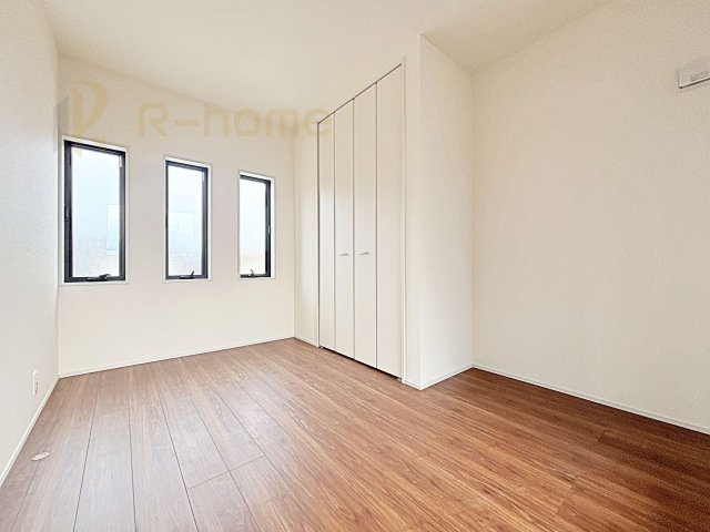 水戸市元吉田町10期　新築戸建て　2号棟の洋室|どんな部屋家具も合わせやすいシンプルな洋室！
たっぷりの日差しと心地よい風が舞い込む住まい♪