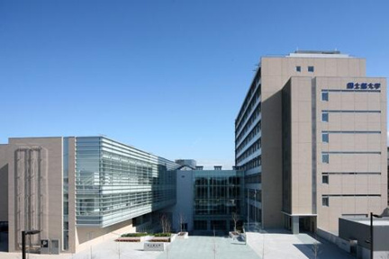 私立国士舘大学まで744m