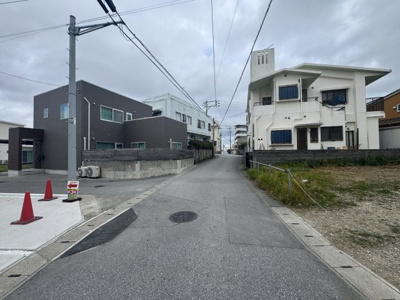 【前面道路含む現地写真】 | 沖縄市東（全3棟）C号棟 | ※南側公道4.9m♪