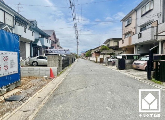 伏見区久我森の宮町　25-1期　3号棟　の前面道路含む現地写真