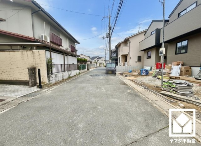 伏見区久我森の宮町　25-1期　3号棟　の前面道路含む現地写真