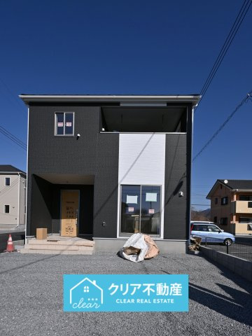 【エントランス】 | 桐生市相生町第17　クレイドルガーデン　5号棟 | ポーチが広く開放感のある玄関です♪