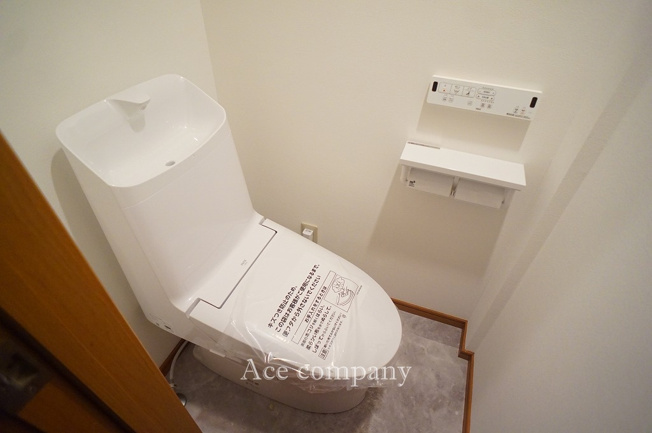 【トイレ】 | 平野区瓜破東5丁目 | トイレは1階と2階の2ヶ所に完備♪こちらは1階のシャワートイレ新調です☆