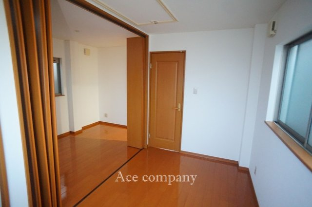 【子供部屋】 | 平野区瓜破東5丁目 | 【3階：洋室4.3帖】（2ドア1ルーム）こちらのお部屋上部に屋根裏収納への昇降階段があります。