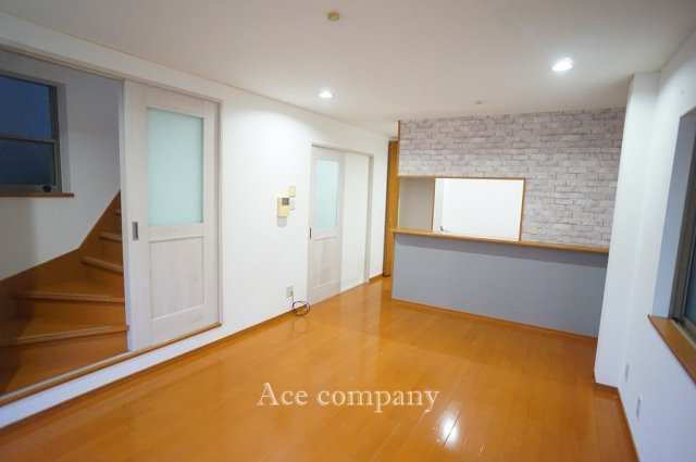 【居間・リビング】 | 平野区瓜破東5丁目 | 【LDK：14.5帖】全クロス貼替え、ダウンライト増設、建具一部新調、階段手摺交換、ハウスクリーニング済みです☆