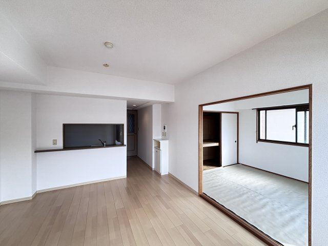 サンシティ安東駅前プラザの居間・リビング