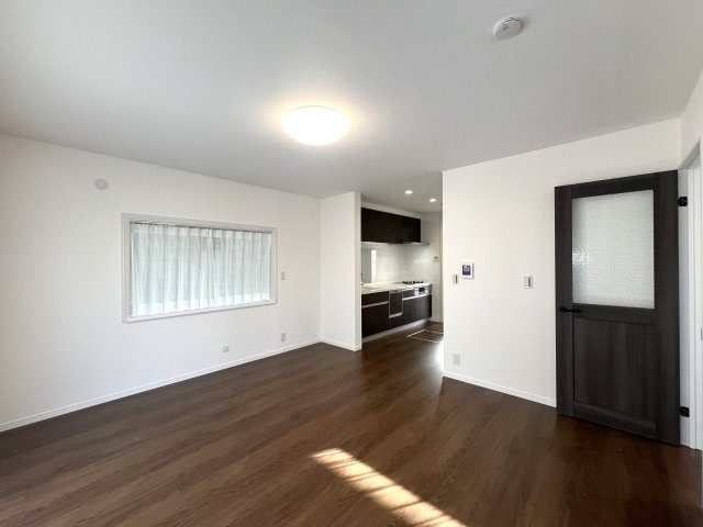 マイナスポイントにばかり気を取られるのはもうやめて！！築30年の魅力は魔力な、【泉区白百合3丁目／リフォーム戸建】の居間・リビング|使いやすいリビングです