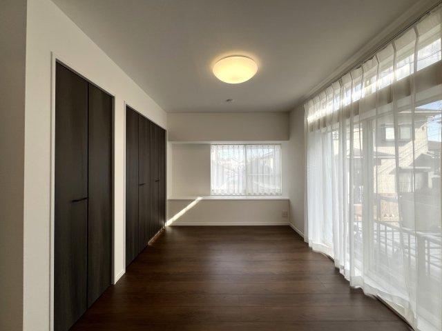 マイナスポイントにばかり気を取られるのはもうやめて！！築30年の魅力は魔力な、【泉区白百合3丁目／リフォーム戸建】の洋室|明るい洋室です