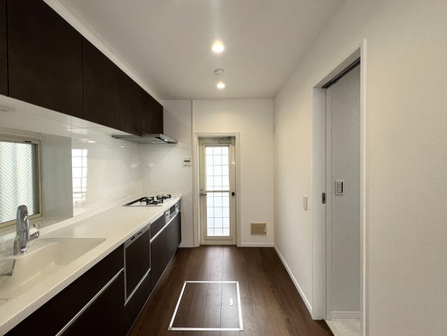 マイナスポイントにばかり気を取られるのはもうやめて！！築30年の魅力は魔力な、【泉区白百合3丁目／リフォーム戸建】のキッチン|使いやすいキッチンです