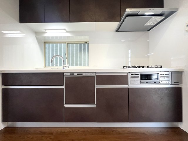 マイナスポイントにばかり気を取られるのはもうやめて！！築30年の魅力は魔力な、【泉区白百合3丁目／リフォーム戸建】のキッチン|お料理しやすいキッチンです