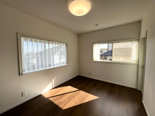 マイナスポイントにばかり気を取られるのはもうやめて！！築30年の魅力は魔力な、【泉区白百合3丁目／リフォーム戸建】の洋室|ゆったりした洋室です