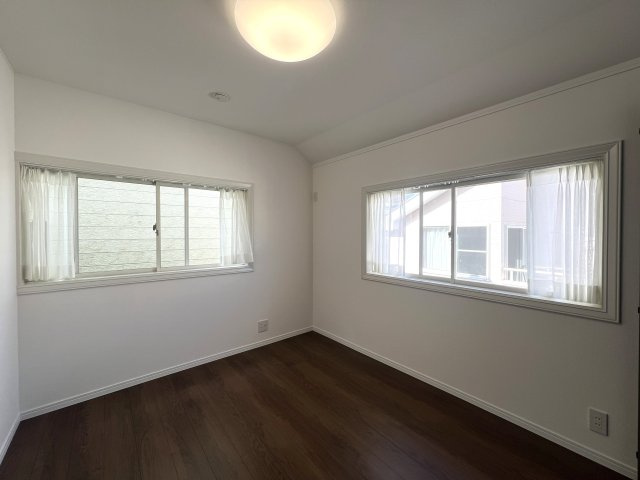 マイナスポイントにばかり気を取られるのはもうやめて！！築30年の魅力は魔力な、【泉区白百合3丁目／リフォーム戸建】の洋室|洋室です