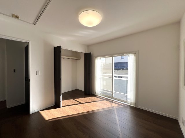 マイナスポイントにばかり気を取られるのはもうやめて！！築30年の魅力は魔力な、【泉区白百合3丁目／リフォーム戸建】の洋室|使い勝手のいい洋室です