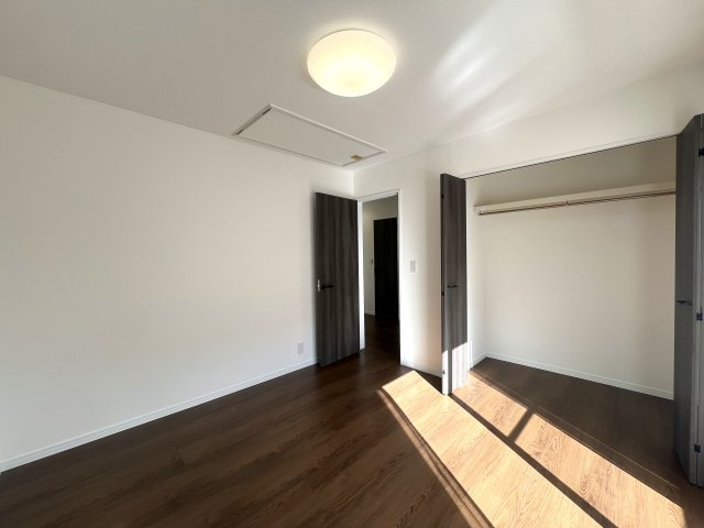 マイナスポイントにばかり気を取られるのはもうやめて！！築30年の魅力は魔力な、【泉区白百合3丁目／リフォーム戸建】の洋室|スタンダードな洋室です