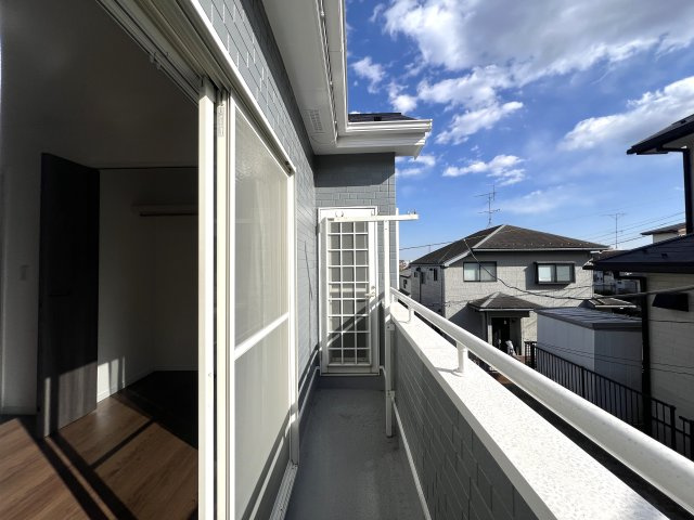 マイナスポイントにばかり気を取られるのはもうやめて！！築30年の魅力は魔力な、【泉区白百合3丁目／リフォーム戸建】のバルコニー|暖かな日差しのふりそそぐバルコニー
