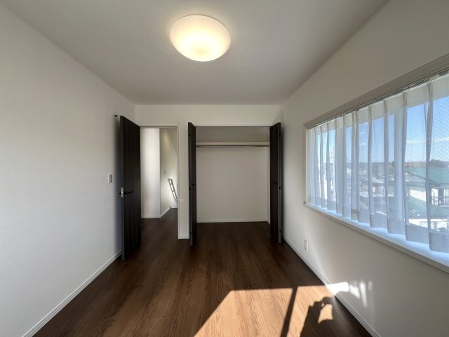 マイナスポイントにばかり気を取られるのはもうやめて！！築30年の魅力は魔力な、【泉区白百合3丁目／リフォーム戸建】の洋室|個人の部屋や寝室として使える洋室です