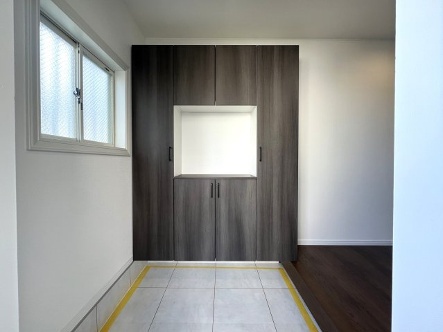 マイナスポイントにばかり気を取られるのはもうやめて！！築30年の魅力は魔力な、【泉区白百合3丁目／リフォーム戸建】の玄関|シンプルで使いやすい玄関です