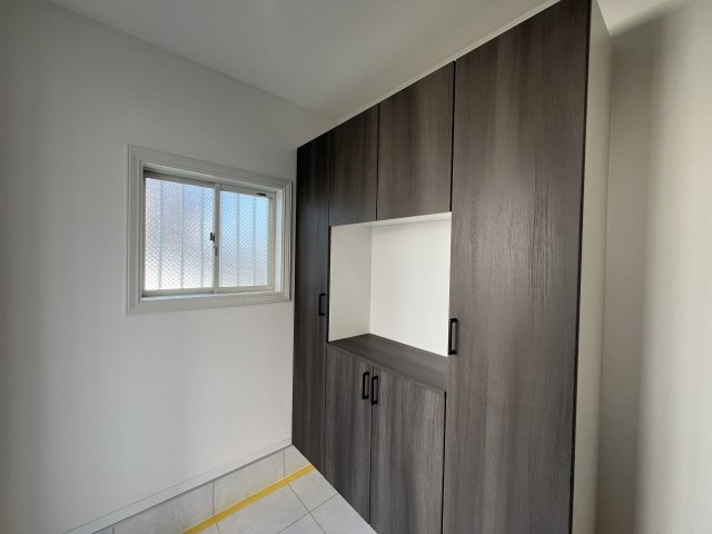 マイナスポイントにばかり気を取られるのはもうやめて！！築30年の魅力は魔力な、【泉区白百合3丁目／リフォーム戸建】の玄関|明るい玄関です