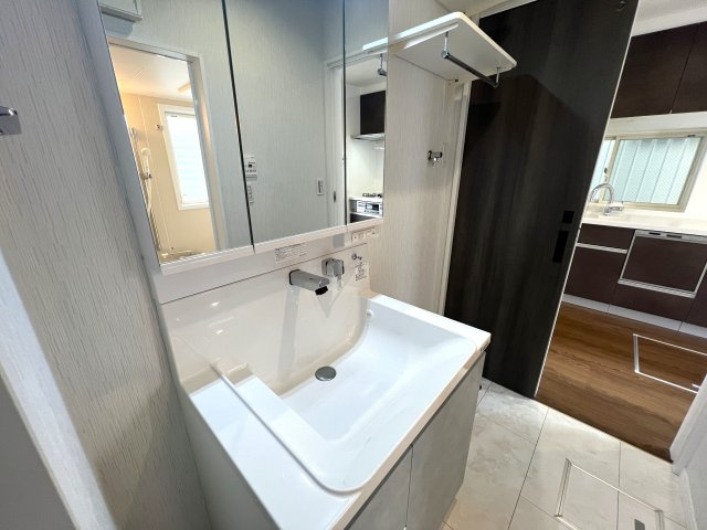 マイナスポイントにばかり気を取られるのはもうやめて！！築30年の魅力は魔力な、【泉区白百合3丁目／リフォーム戸建】の独立洗面台|独立洗面化粧台が付いています