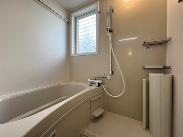 マイナスポイントにばかり気を取られるのはもうやめて！！築30年の魅力は魔力な、【泉区白百合3丁目／リフォーム戸建】の浴室|お風呂です