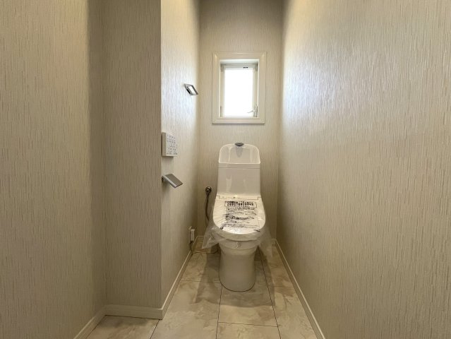 マイナスポイントにばかり気を取られるのはもうやめて！！築30年の魅力は魔力な、【泉区白百合3丁目／リフォーム戸建】のトイレ|落ち着いた色調のトイレです