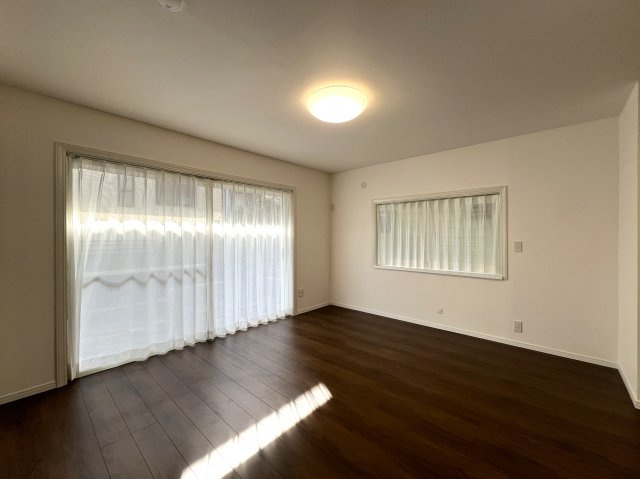 マイナスポイントにばかり気を取られるのはもうやめて！！築30年の魅力は魔力な、【泉区白百合3丁目／リフォーム戸建】の居間・リビング|こちらの居間で趣味の時間をお楽しみください