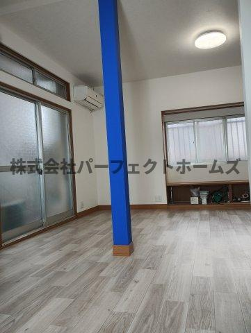 菅相塚町戸建　賃貸の居間・リビング|ゆったりとした居間です