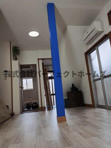 菅相塚町戸建　賃貸の居間・リビング|使いやすい居間です