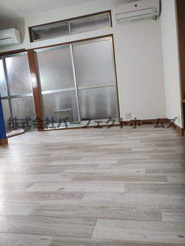 菅相塚町戸建　賃貸の居間・リビング|こちらの居間で趣味の時間をお楽しみください