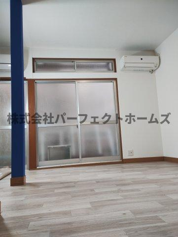 菅相塚町戸建　賃貸の内装|明るい室内です