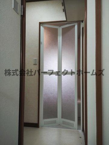 菅相塚町戸建　賃貸の洗面所|広い洗面スペース
建物外観を気になさる方へ、見た目の良い物件です
